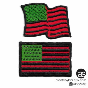 Peut inclure: Deux patchs brodés du drapeau américain avec une bande verte remplaçant la bande bleue. Le patch du haut est un drapeau flottant et le patch du bas est un drapeau rectangulaire.