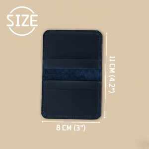 Op de afbeelding: Een marineblauwe leren kaarthouder met meerdere sleuven. De kaarthouder is rechthoekig en meet 11 cm hoog en 8 cm breed. Het woord "SIZE" staat in een witte cirkel linksboven.