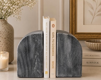Set aus grauen Marmor-Buchstützen | Minimalistische Marmordekoration für Regale