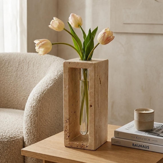 Rechteckige Travertinvase, Minimalistische Blumenvase aus Stein, Neutraler Wohnakzent