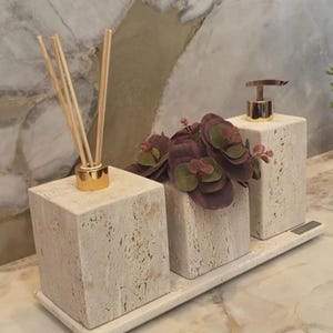 Juego de accesorios de baño de travertino: dispensador de jabón y difusor de lujo de piedra.