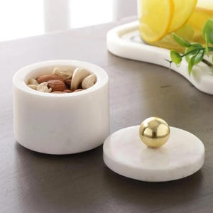 Marmurowa szkatułka na biżuterię ze złotą pokrywką w kształcie gałki, minimalistyczna miseczka na drobiazgi