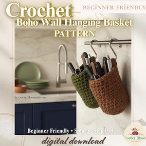 以下が含まれることがあります： ボヘミアン風ウォールハンギングバスケットの編み物パターンの画像。手作りの編み物バスケットが2つあり、オリーブグリーンとブラウンで、金属製のバーに吊るされています。バスケットにはキッチン用品が入っています。画像には「Crochet Boho Wall Hanging Basket PATTERN」と書かれています。