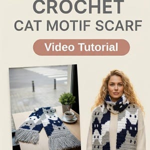 Może przedstawiać: Szal z motywem kota wykonany na szydełku w kolorze szarym, białym i granatowym, z frędzlami. Obraz zawiera tekst "CROCHET CAT MOTIF SCARF Video Tutorial" i "BEGINNER FRIENDLY". Kobieta prezentuje szal.