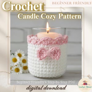 Puede incluir: Un patrón de ganchillo para un portavelas, con una base blanca y un borde y lazo rosa. La vela está dentro de un vaso. El texto dice "Crochet Candle Cozy Pattern" y "Beginner Friendly".