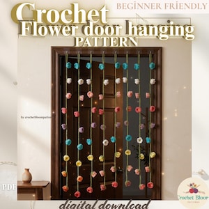 以下が含まれることがあります： かぎ針編みの花のドアハンギングパターンが表示されています。ドアハンギングは、白、ピンク、青など、さまざまな色のカラフルなかぎ針編みの花の複数のストランドを備えています。「Crochet Flower door hanging PATTERN」というテキストが上部に表示されています。