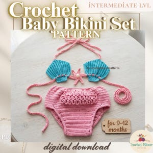Puede incluir: Un patrón de bikini de ganchillo para bebé en rosa y turquesa. La parte superior del bikini presenta copas en forma de concha turquesa y un adorno de estrella de mar. La parte inferior es rosa con un volante decorativo. El patrón es para bebés de 9-12 meses.