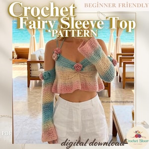 Op de afbeelding: Een haakpatroon voor een feeënsleeve top met een haltertop en bijpassende mouwen. De top is pastelkleurig met roze, blauwe en gele tinten en versierd met rozen. De tekst "Crochet Fairy Sleeve Top Pattern" wordt weergegeven.