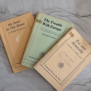 Puede incluir: Tres libros de teatro antiguos. Los títulos incluyen "My Sister In This House", "The Trouble With Europe" y "Tea and Sympathy". Los libros son de color beige y verde, con texto negro y bordes decorativos. Publicado por Samuel French, Inc.