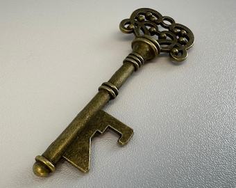 Apribottiglie in ottone con chiave a forma di scheletro in stile vintage, utensile da bar rustico