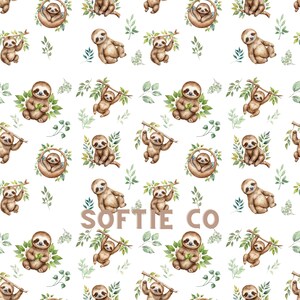Op de afbeelding: Een herhalend patroon met aquarel illustraties van luiaards in verschillende poses, omringd door groene bladeren, en de tekst "SOFTIE CO" in een bruin lettertype, alles tegen een witte achtergrond. De luiaards zijn afgebeeld in bruintinten.