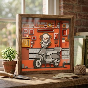 Puede incluir: Una obra de arte en papel enmarcada que presenta una scooter gris contra una pared naranja con un emblema de calavera. La obra de arte incluye herramientas, una estrella y otros elementos decorativos, todo dentro de un marco de madera. El fondo es una pared de ladrillos.