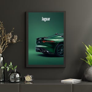 Puede incluir: Una impresión enmarcada que presenta un coche deportivo Jaguar verde. La parte trasera del coche, incluidos los faros traseros, el alerón y los tubos de escape, es visible contra un fondo verde a juego. La palabra "Jaguar" se muestra en blanco en la parte superior.