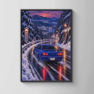 Könnte beinhalten: Ein blaues Sportauto fährt in der Dämmerung auf einer nassen, kurvigen Bergstraße. Die Szene zeigt schneebedeckte Tannen, eine entfernte Stadt und einen Sonnenuntergang. Das Auto hat leuchtend rote Rücklichter und ein Nummernschild mit 02-70.