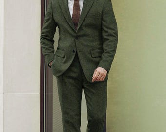 Herrenanzug 3-teilig aus grünem Tweed: Winter-Blazer, Hose, Weste und Mantel.