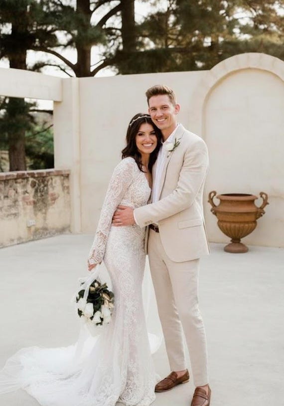 groom white shirt bride ivory dress Beige Linen Suit for Men: Wedding Groomsmen Two-Piece Formal Set wear Beach outfit what color suit goes with ivory wedding dress