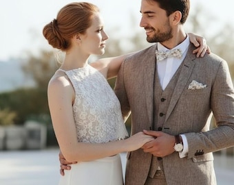 Traje de tres piezas de lino marrón: Traje de novio para boda de verano
