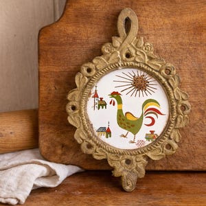 Vintage Hahn Untersetzer | Gusseisen Rahmen, Folk Art Tile, Küchen Dekor