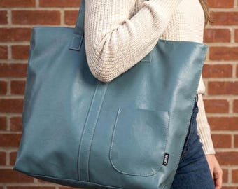 Stormy Blue Große Einkaufstasche gefüttert weiches echtes Leder grau handgefertigte Upcycled Geldbörse Moderne 2026 Farbe des Jahres Sekunden