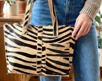 "Handgefertigte Mini-Einkaufstasche aus Leder mit Zebra-Print ""Hair-on-Hide"" - Upcycled Polstermöbel."