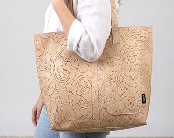Beige Paisley Perforierte Leder Einkaufstasche - Upcycled Polsterung Leder Strand Geldbörse
