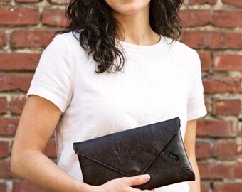 Zachtbruine handgemaakte envelop clutch geüpcycled leer