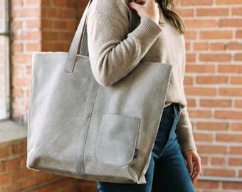 Handgefertigte Wolf Grau Hair-on-Hide Leder Tragetasche Upcycled Grey Hair-on-Hide Tasche