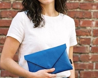 Handgemachte Upcycled Leder Clutch in Blau mit Umschlag