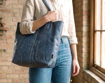 Bolso tote de cuero azul tormenta forrado, hecho a mano con materiales reciclados.