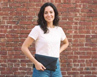 Donkergrijze handgemaakte envelop clutch geüpcycled leer