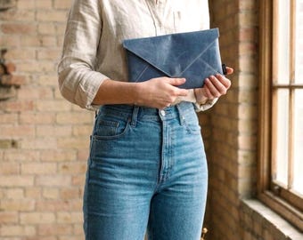 Bolso de mano tipo sobre azul tormenta hecho a mano con cuero reciclado.