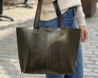 Handgemachte Einkaufstasche aus Schwarz Metallic Leder, Upcycled Polsterung, modernes minimalistisches Design