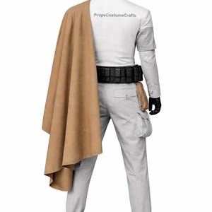 Puede incluir: Un disfraz que consta de una camisa blanca de manga larga, pantalones grises claros, un cintur&oacute;n negro y una capa color canela sobre el hombro. El atuendo incluye guantes y zapatos negros. El texto "PropsCostumeCrafts" es visible en la parte posterior de la camisa.