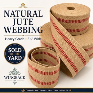 Peut inclure: Rouleaux de sangle en jute naturel avec une texture épaisse et une largeur de 8,89 cm. Le tissu beige est orné de deux bandes rouges parallèles sur toute la longueur. Le texte indique Natural Jute Webbing, Heavy Grade, 3 1/2 inch Wide, Sold by the Yard, Wingback LLC, et Quality Materials, Beautiful Results.