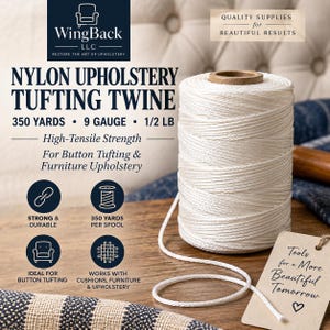 Pode incluir: Um carretel de fio de nylon branco para estofamento com as inscrições 350 yards, 9 gauge e 1/2 lb. O texto inclui WingBack LLC, Nylon Upholstery Tufting Twine, High-Tensile Strength e uma etiqueta Tools for a More Beautiful Tomorrow.