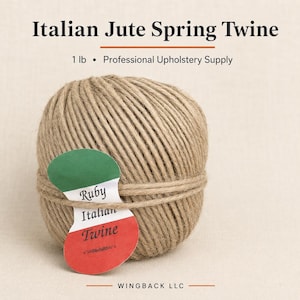 Könnte beinhalten: Ein Knäuel aus beigefarbenem Jutegarn mit einem Gewicht von 453,59 Gramm, beschriftet als Italian Jute Spring Twine und Professional Upholstery Supply. Ein grün-weiß-rotes Etikett zeigt den Text Ruby Italian Twine und Wingback LLC.