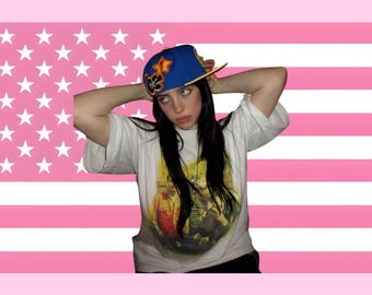 Pink American Flag Billie Eilish Tapestry – Pop Singer Wall Art – Aesthetic Bedroom Dorm Decor – Gift for Music Fans