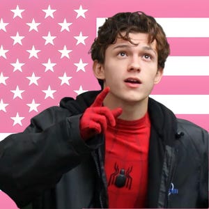 Puede incluir: Una taza de cer&aacute;mica blanca con un asa negra y el texto "But First, Coffee" en negrita negra. La taza est&aacute; sobre un fondo borroso. La taza mide aproximadamente 10 cm de altura.