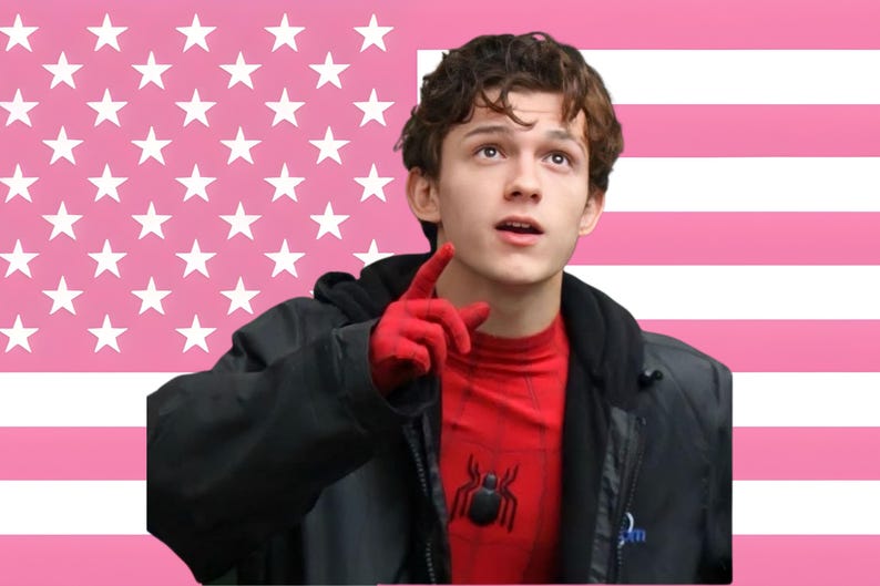 Puede incluir: Una taza de cer&aacute;mica blanca con un asa negra y el texto "But First, Coffee" en negrita negra. La taza est&aacute; sobre un fondo borroso. La taza mide aproximadamente 10 cm de altura.