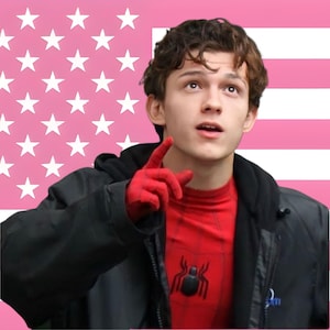 Puede incluir: Una persona con una camiseta roja de Spider-Man, una chaqueta negra y guantes rojos, sobre un fondo de bandera americana rosa. La persona se&ntilde;ala hacia arriba con expresi&oacute;n de sorpresa.