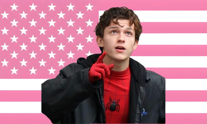 Puede incluir: Una persona con una camiseta roja de Spider-Man, una chaqueta negra y guantes rojos, sobre un fondo de bandera americana rosa. La persona se&ntilde;ala hacia arriba con expresi&oacute;n de sorpresa.