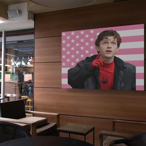 Tapiz con la bandera estadounidense rosa de Tom Holland: bandera de pared del actor de Spider-Man, pancarta de la película Marvel, decoración para fans de superhéroes, arte rosa para dormitorio. imagen 2