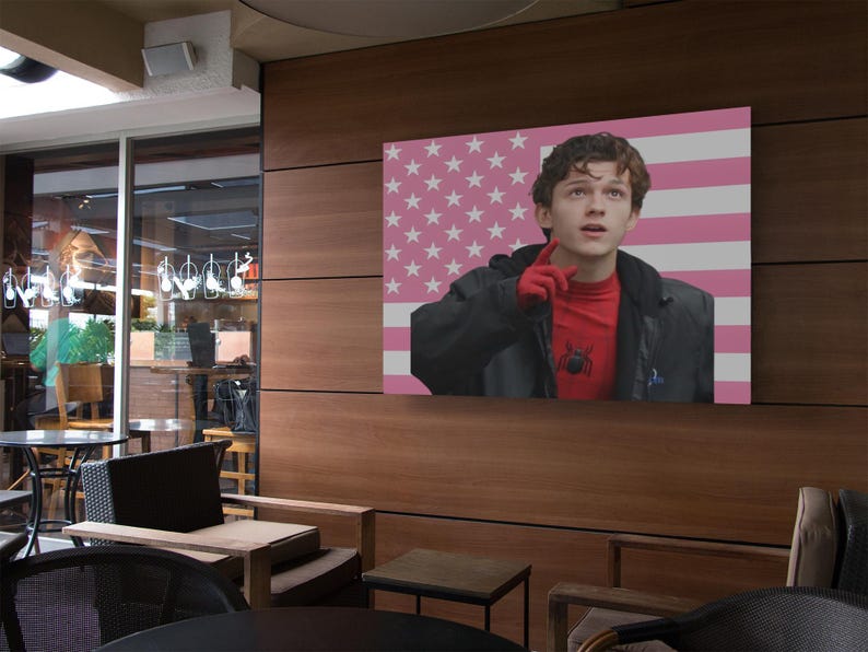 Tapiz con la bandera estadounidense rosa de Tom Holland: bandera de pared del actor de Spider-Man, pancarta de la película Marvel, decoración para fans de superhéroes, arte rosa para dormitorio. imagen 2