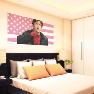 Puede incluir: Una taza de cer&aacute;mica blanca con un asa negra y el texto "But First, Coffee" en negro y negrita. La taza est&aacute; sobre una superficie de madera. La taza mide aproximadamente 10 cm de alto.