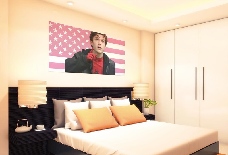 Puede incluir: Una taza de cer&aacute;mica blanca con un asa negra y el texto "But First, Coffee" en negro y negrita. La taza est&aacute; sobre una superficie de madera. La taza mide aproximadamente 10 cm de alto.