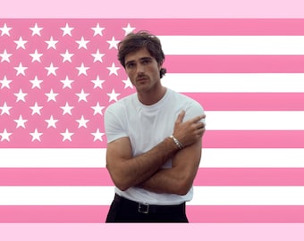 Tapiz rosa con la bandera estadounidense de Jacob Elordi – Bandera de pared del actor de Euphoria / Pancarta de estrella de cine / Decoración rosa estética para dormitorio