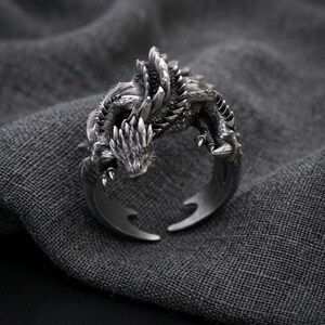 Handgefertigter Ring mit fliegendem Drachenmotiv, oxidierter Ring mit Bartagamenkralle, Schmuck mit Fantasiewesen