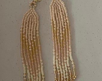 Pendientes de flecos con cuentas color crema y miel