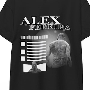 Può includere: T-shirt nera con il nome "ALEX PEREIRA" in bianco, un design a codice a barre e un'immagine in scala di grigi di una persona tatuata. Sotto c'è un'immagine più piccola in scala di grigi di una persona.