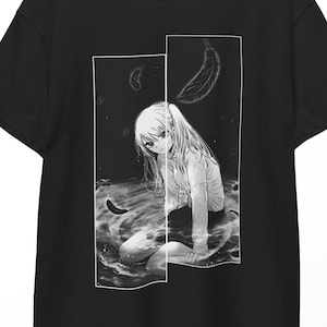 Puede incluir: Camiseta negra con una ilustración de estilo manga. La obra representa a una persona en el agua, con una luna creciente y un objeto con forma de plátano. La imagen es en blanco y negro.